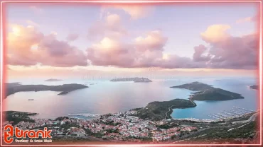 دریاچه‌ای زیبا با خانه‌هایی در ساحل آن، احاطه‌شده توسط طبیعت سرسبز