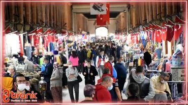 تصویری از بازار شلوغ در ترکیه با خریداران و مغازه‌های قشنگ