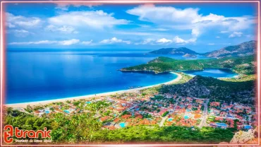 عکسی از ساحل در ترکیه با چند خانه در کنار دریا